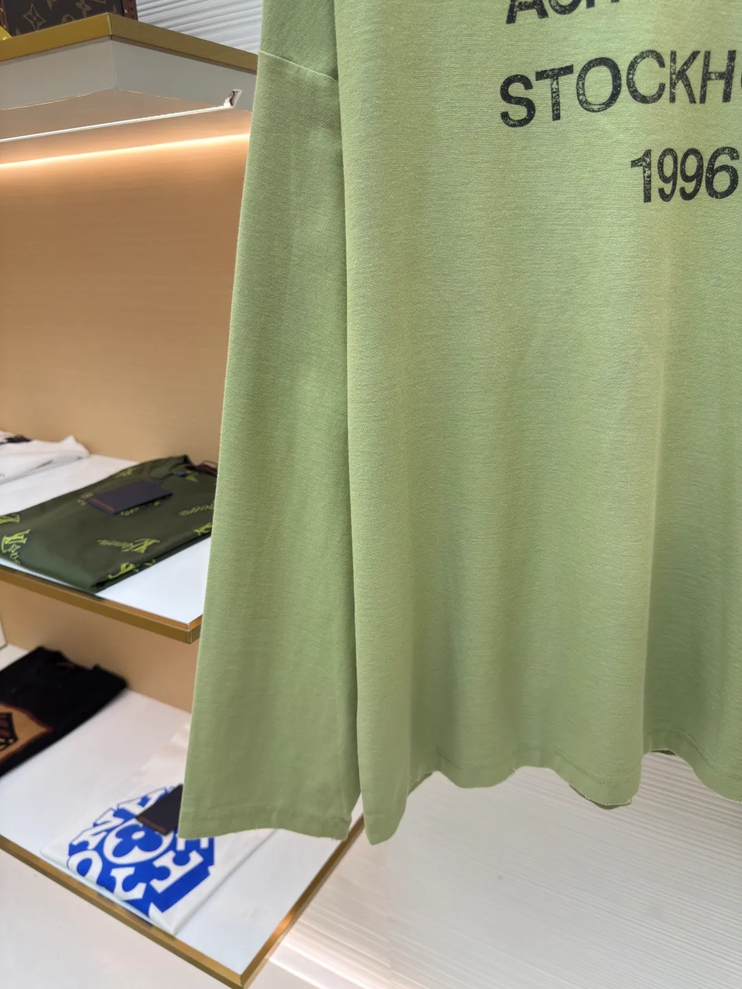 Acne Studios 1966 mud-dyed washed and distressed long sleeves ●Authentic product: purchased and developed for 2399 ●Item number: 1680623-A15 ●Fabric: super soft cotton fabric ●Technology: washed and distressed ●Version: loose fit ●Weight: about 420 grams ●Size: S-M-L-XL ●Description: Made of ultra-soft pure cotton fabric, garment-dyed, washed and distressed, the chest part has a dirty feel, and the lower part shows a gradient effect. The neckline is slightly frayed to better fit the overall tone. The overall line is straight and delicate, the fabric is comfortable and soft, and the color is consistent without color difference. It can be matched with the same style to create a fashionable look and control various occasions. Customized accessories, complete with three standards, the same style for men and women!